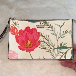 KATE SPADE WRISTLET FOR MAKE UP OR WALLET